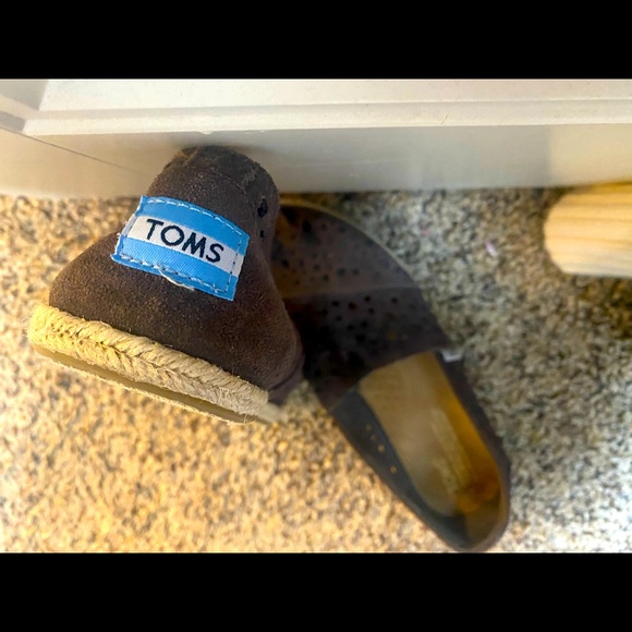 TOMS Gray shoe, W7 - Picture 2 of 3
